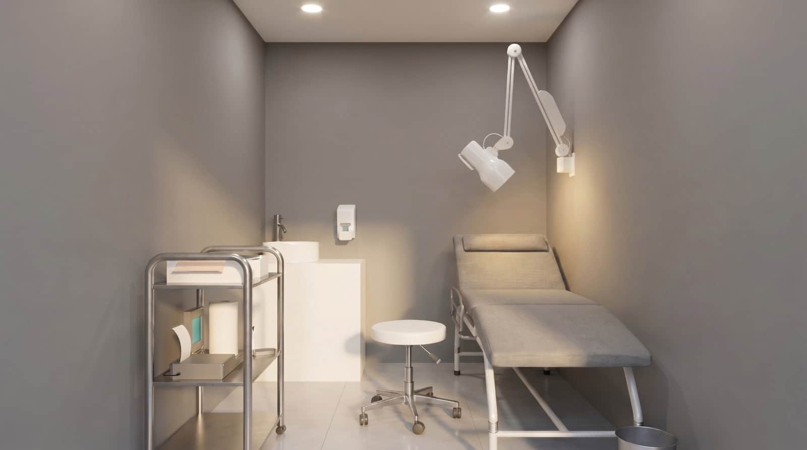 Sala médica com maca e foco articulado